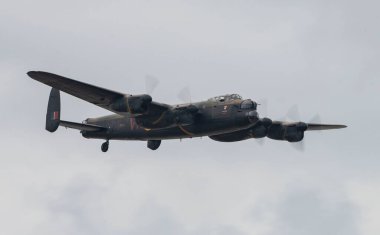Britanya Muharebesi Lancaster bombardıman uçağı PA474, Rhyl Air Show 2023 'te Rhyl Seafront, Rhyl, Birleşik Krallık, 27 Ağustos 2023' te tek başına rutin bir gösteri sergilemiştir.