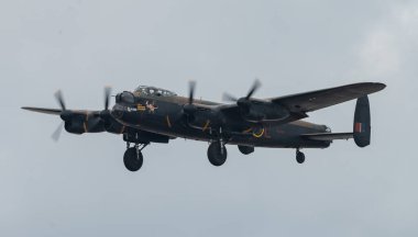 Britanya Muharebesi Lancaster bombardıman uçağı PA474, Rhyl Seafront, Rhyl, Birleşik Krallık 'ta, 27 Ağustos 2023' te, Rhyl Air Show 2023 'de iniş takımları sergilenirken kirli bir pas attı.