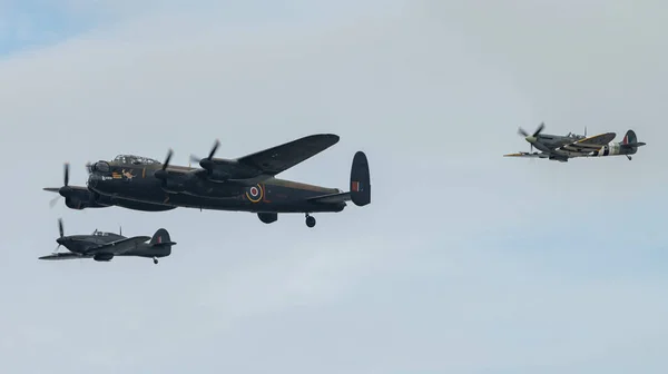 英国皇家空军第2023航展期间 霍克飓风Pz865 兰开斯特轰炸机Pa474 和Mk Spitfire 在英国皇家空军第2023航展期间参加了展览 — 图库照片