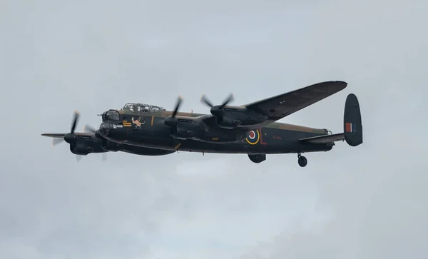 イギリスのメモリアルフライトランカスター爆撃機Pa474の戦いは イギリス ロードリル イギリス ロードフロントでRhyl Air Show 2023の間に ソロルーチンディスプレイを実行します 2023年8月27日 — ストック写真