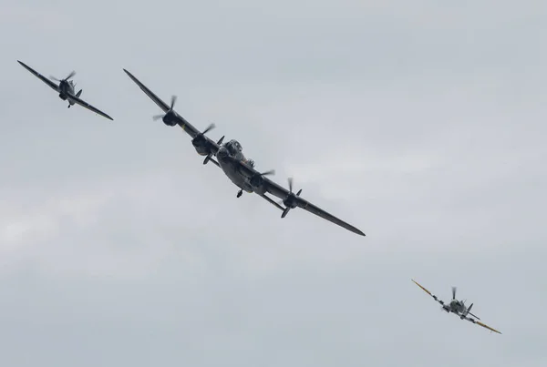 Battle Britain Memorial Flight Hawker Hurricane Pz865 Left Lancaster Bomber —  Fotos de Stock