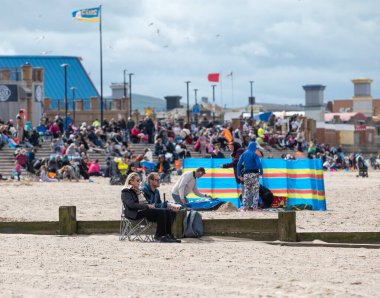 Rhyl Air Show 2023 'te, Rhyl Seafront, Rhyl, Birleşik Krallık, 27 Ağustos 2023' te, hava gösterisi öncesinde kalabalık toplandı.