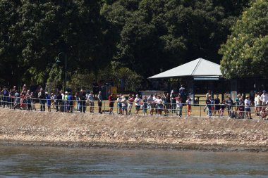 The Story Bridge 'de, Royal Australian Air Force, nam-ı diğer RAAF tatbikatı öncesinde Brisbane, Brisbane, Avustralya üzerinde 1 Eylül 2023 tarihinde görüldü.