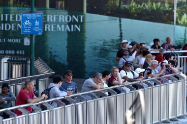 Halkın üyeleri, Avustralya Kraliyet Hava Kuvvetleri 'nin diğer adıyla RAAF uygulamasının Brisbane, Brisbane, Avustralya üzerinde 1 Eylül 2023 tarihinde uçtuğu görüldü.