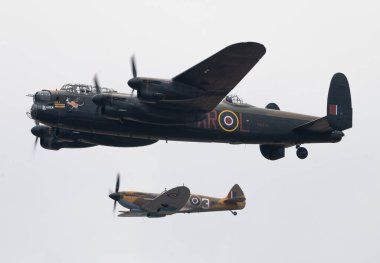İngiltere Muharebesi Avro Lancaster PA474 ve Spitfire MK356, IWM Duxford, Duxford, Birleşik Krallık, 17 Eylül 2023 'te Britanya Hava Gösterisi' nde bir gösteri sergilediler.