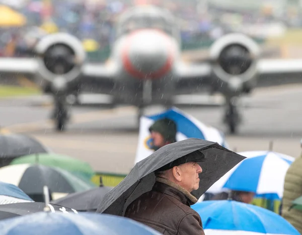 Folla Continua Guardare Show Nonostante Tempo Duxford Battle Britain Air — Foto Stock