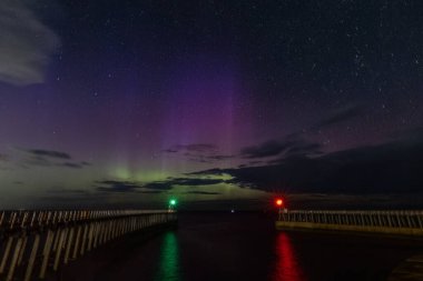 Aurora Borealis, Kuzey Işıkları 'nın Whitby Limanı, Whitby, İngiltere' deki Kuzey Yorkshire kıyı şeridini büyülediğini de bilir. 18 Eylül 2023