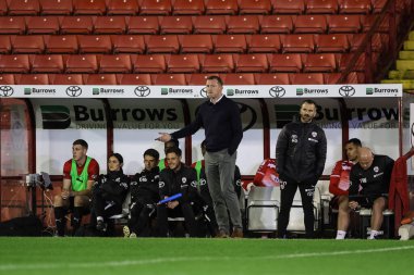 Neill Collins Barnsley 'in baş antrenörü takım talimatlarını EFL Kupası maçında veriyor Barnsley Manchester City U21' e karşı Oakwell, Barnsley, Birleşik Krallık, 26 Eylül 2023
