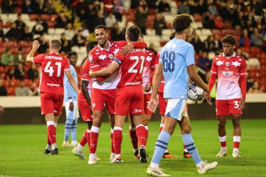 Barnsley 'den Jon Russell # 3, 26 Eylül 2023 tarihinde Oakwell, Barnsley, Birleşik Krallık' ta oynanan EFL Kupa karşılaşmasında 2-0 kazanma hedefini kutluyor.