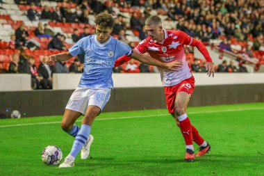 Manchester City U21 'den Max Alleyne # 68 ve Barnsley' den Max Watters # 36 numaralı EFL Kupası maçında Barnsley Manchester City U21 'e karşı Oakwell, Barnsley, Birleşik Krallık, 26 Eylül 2023
