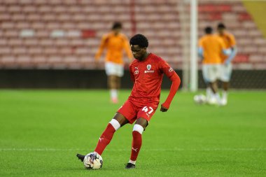 Barnsley 'den Emmaisa Nzondo # 47 EFL Kupası maçında ısınma turunda Barnsley Manchester City U21' e karşı Oakwell, Barnsley, Birleşik Krallık, 26 Eylül 2023