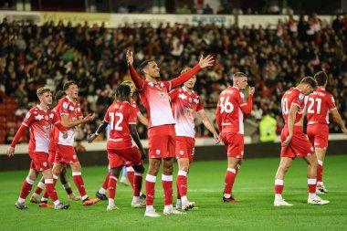 Barnsley 'den Jon Russell # 3, 26 Eylül 2023 tarihinde Oakwell, Barnsley, Birleşik Krallık' ta oynanan EFL Kupa karşılaşmasında 2-0 kazanma hedefini kutluyor.