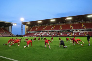 Barnsley oyuncuları EFL Kupası maçında ısındılar Barnsley Manchester City U21 'e karşı Oakwell, Barnsley, İngiltere, 26 Eylül 2023