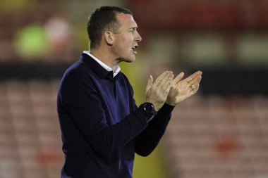 Neill Collins Barnsley 'in baş antrenörü takım talimatlarını EFL Kupası maçında veriyor Barnsley Manchester City U21' e karşı Oakwell, Barnsley, Birleşik Krallık, 26 Eylül 2023