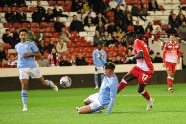Barnsley 'den Fbio Jal # 12, 26 Eylül 2023' te İngiltere 'nin Oakwell kentinde oynanan EFL Kupası maçında Barnsley ile Manchester City U21 maçında gol atarken görülüyor.