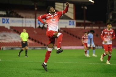 Barnsley 'den 47 numaralı Emmaisa Nzondo 26 Eylül 2023' te Oakwell, Barnsley, Birleşik Krallık 'ta oynanan EFL Kupası maçında 3-1 kazanma hedefini kutluyor.