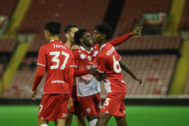 Barnsley 'den 47 numaralı Emmaisa Nzondo 26 Eylül 2023' te Oakwell, Barnsley, Birleşik Krallık 'ta oynanan EFL Kupası maçında 3-1 kazanma hedefini kutluyor.