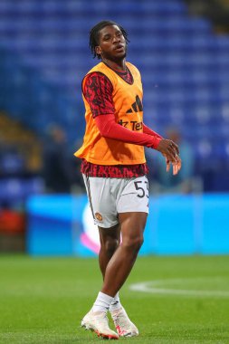 Manchester United 'ın 53 numaralı Willy Kambwala maçı öncesi ısınma maçı öncesinde Bolton Wanderers, Manchester United U21' e karşı Toughsheet Community Stadyumu, Bolton, Birleşik Krallık, 26 Eylül 2023