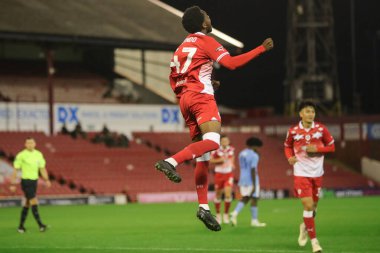 Barnsley 'den 47 numaralı Emmaisa Nzondo 26 Eylül 2023' te Oakwell, Barnsley, Birleşik Krallık 'ta oynanan EFL Kupası maçında 3-1 kazanma hedefini kutluyor.