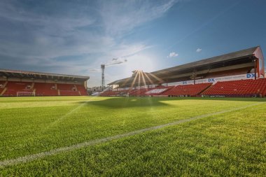 26 Eylül 2023 'te Oakwell, Barnsley, Barnsley' e karşı Manchester City U21 EFL Kupası öncesinde Oakwell 'de güneş parlıyor.