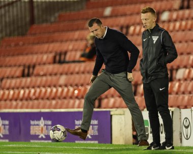 Neill Collins Barnsley baş antrenörü EFL Kupası maçında topu kontrol ediyor Barnsley Manchester City U21 'e karşı Oakwell, Barnsley, Birleşik Krallık, 26 Eylül 2023