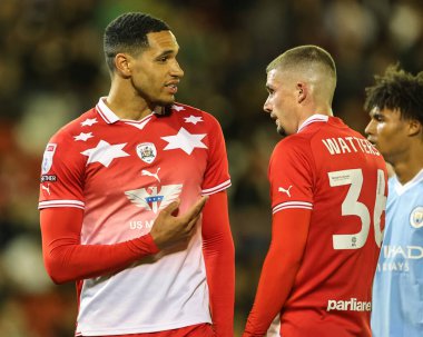 Barnsley 'den Jon Russell # 3 EFL Kupa maçı sırasında Barnsley' den Max Watters # 36 konuşuyor Manchester City U21 Oakwell, Barnsley, Birleşik Krallık 'ta, 26 Eylül 2023