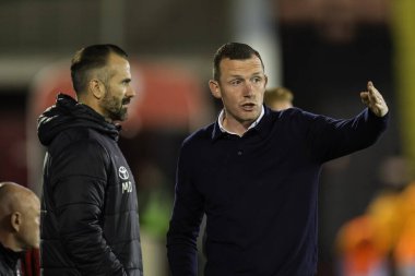 Neill Collins Barnsley 'in baş antrenörü takım talimatlarını EFL Kupası maçında veriyor Barnsley Manchester City U21' e karşı Oakwell, Barnsley, Birleşik Krallık, 26 Eylül 2023