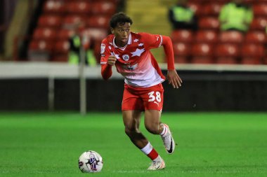 Barnsley 'den Theo Chapman 26 Eylül 2023 tarihinde Oakwell, Barnsley, Birleşik Krallık' ta oynanan EFL Kupa maçı sırasında topa vuruyor.