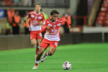 Barnsley 'den Theo Chapman 26 Eylül 2023 tarihinde Oakwell, Barnsley, Birleşik Krallık' ta oynanan EFL Kupa maçı sırasında topa vuruyor.