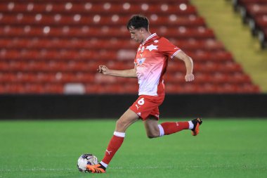 Barnsley 'den Mal de Gevigney # 6 numaralı EFL Kupası maçında topu geçiyor Barnsley, Manchester City U21' e karşı Oakwell, Barnsley, Birleşik Krallık, 26 Eylül 2023