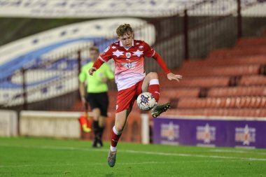 Barnsley 'den Hayden Packard # 46 EFL Kupası maçında topu kontrol ediyor Barnsley, Manchester City U21' e karşı Oakwell, Barnsley, Birleşik Krallık, 26 Eylül 2023