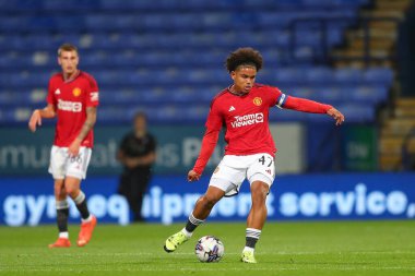 Manchester United 'ın 47 numaralı Shola Shoretire, 26 Eylül 2023' te İngiltere 'nin Bolton Wanderers - Manchester United U21 maçında topu geçiyor.