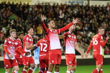 Barnsley 'den Jon Russell # 3, 26 Eylül 2023 tarihinde Oakwell, Barnsley, Birleşik Krallık' ta oynanan EFL Kupa karşılaşmasında 2-0 kazanma hedefini kutluyor.