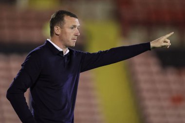 Neill Collins Barnsley 'in baş antrenörü takım talimatlarını EFL Kupası maçında veriyor Barnsley Manchester City U21' e karşı Oakwell, Barnsley, Birleşik Krallık, 26 Eylül 2023