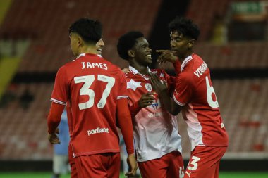 Barnsley 'den 47 numaralı Emmaisa Nzondo 26 Eylül 2023' te Oakwell, Barnsley, Birleşik Krallık 'ta oynanan EFL Kupası maçında 3-1 kazanma hedefini kutluyor.