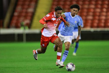 Barnsley 'den Theo Chapman 26 Eylül 2023 tarihinde Oakwell, Barnsley, Birleşik Krallık' ta oynanan EFL Kupa maçı sırasında topa vuruyor.