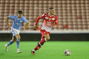 Barnsley 'den Max Watters 26 Eylül 2023 tarihinde İngiltere' nin Oakwell kentinde oynanan EFL Kupası maçında topu 36 numaraya düşürüyor.