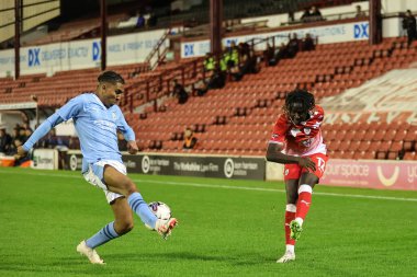 Barnsley 'den Fbio Jal # 12 topu geçti ama Manchester City U21' den Lakyle Samuel # 95 EFL Kupası maçında Barnsley Manchester City U21 'e karşı 26 Eylül 2023 tarihinde Oakwell, Barnsley, Birleşik Krallık' ta engellendi.