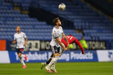 Bolton Wanderers 'ın 3 numaralı oyuncusu Jack Iredale 26 Eylül 2023' te İngiltere 'deki Toughsheet Community Stadyumu' nda oynanan EFL Trophy maçında Bolton Wanderers - Manchester United U21 maçında topa liderlik ediyor.