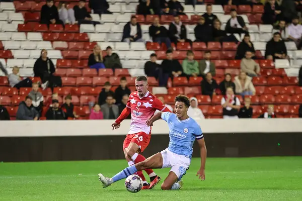 Barnsley 'den Max Watters # 36 numara EFL Kupası maçında topu geçiyor Barnsley, Manchester City U21' e karşı Oakwell, Barnsley, Birleşik Krallık 'ta, 26 Eylül 2023