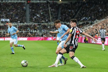 Newcastle United 'dan Tino Livramento 23 Eylül 2023' te St. James 's Park, Newcastle, İngiltere' de oynanan Carabao United üçüncü tur karşılaşmasında topu Manchester City 'den 19 numaralı Julin Ivarez' den temizliyor.