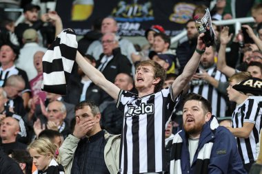 Newcastle taraftarları, 27 Eylül 202 'de İngiltere' nin Newcastle kentindeki St. James 's Park' ta oynanan Carabao Kupası Üçüncü Raund karşılaşmasında 1-0 'lık galibiyetlerini kutluyorlar.