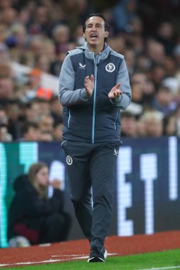 Aston Villa 'nın Unai Emery teknik direktörü, 27 Eylül 202' de İngiltere 'nin Birmingham kentinde oynanan Carabao Kupası üçüncü tur karşılaşmasında oyuncularını alkışlıyor.