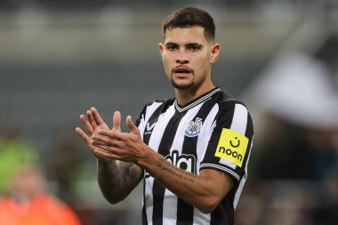 Newcastle United takımının 39 numaralı Bruno Guimares, 27 Eylül 2023 'te St. James' s Park, Newcastle, Birleşik Krallık 'ta oynanan Carabao Kupası üçüncü tur karşılaşmasında takımını 1-0 kazanırken alkışlıyor.