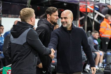 Manchester City 'nin Pep Guardiola teknik direktörü ve Newcastle United' ın Eddie Howe teknik direktörü Carabao Kupası üçüncü tur karşılaşmasında el sıkışırken Newcastle United Manchester City ile St. James 's Park, Newcastle, İngiltere, 27 Eylül' de karşı karşıya geldi.