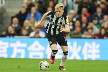Newcastle United takımından Anthony Gordon, Newcastle Park, Newcastle 'da Newcastle United' a karşı oynanan üçüncü tur karşılaşmasında topa vuruyor.