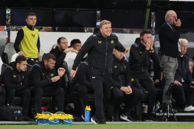 Newcastle United takımının teknik direktörü Eddie Howe, Newcastle United 'ın 27 Eylül 202' de St. James 's Park, Newcastle' da oynanan Carabao Kupası üçüncü tur karşılaşmasında kazandığı 1-0 'lık galibiyeti kutluyor.