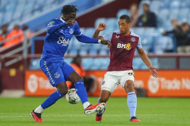 Amadou Onana # 8 of Everton and Youri Tielemans # 8 of Aston Villa mücadele Carabao Cup üçüncü tur karşılaşmasında Aston Villa Everton 'a karşı Villa Parkı, Birmingham, Birleşik Krallık, 27 Eylül 202
