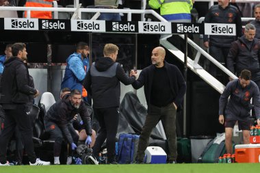 Manchester City 'nin Pep Guardiola teknik direktörü Newcastle United' ın teknik direktörü Eddie Howe 'u tebrik ediyor. Newcastle Carabao Kupası üçüncü tur karşılaşmasında 1-0 kazandı. Newcastle United Manchester City' ye karşı St. James 's Park, Newcastle, İngiltere, 27 Eylül.