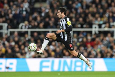 Newcastle United 'dan Sandro Tonali topu kontrol ediyor. Üçüncü tur karşılaşmasında Newcastle United Manchester City ile St. James' s Park, Newcastle, İngiltere, 27 Eylül 202